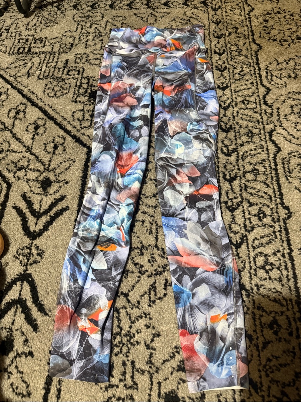 Lululemon Running Leggings Reflective Pockets Floral Print Size 2. Worn once